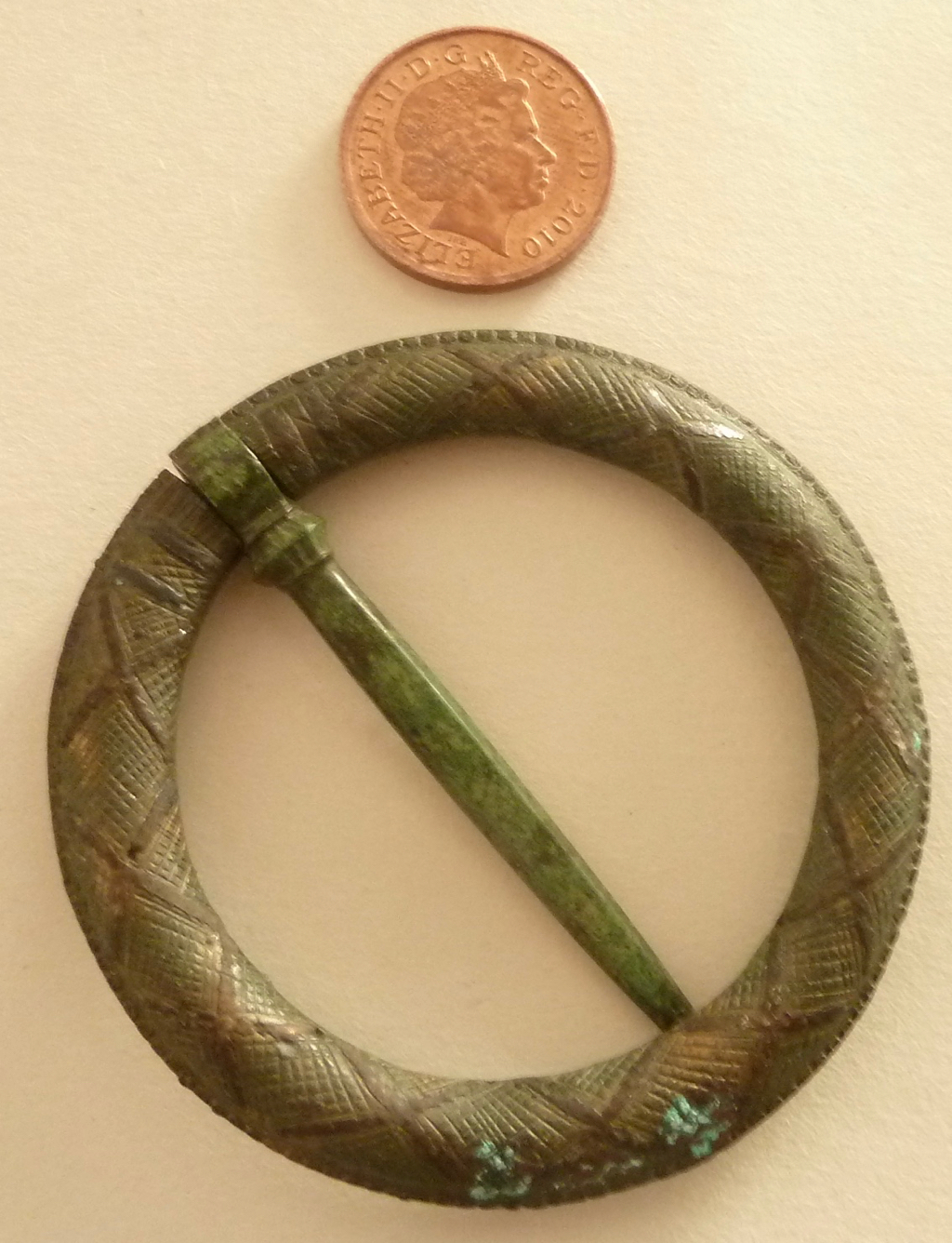 Ring brooch