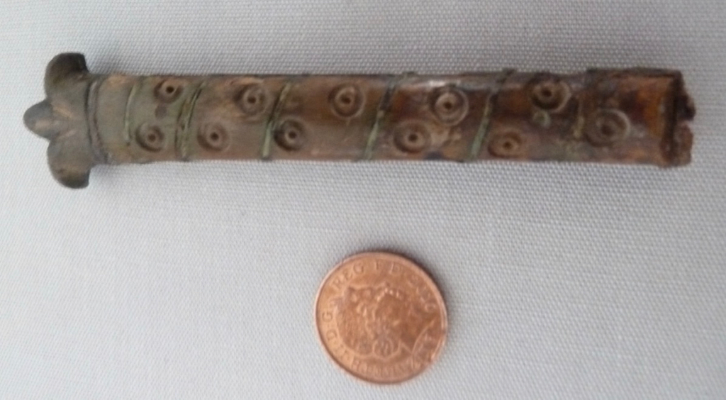 16thC knife hilt decorated with <em>fleur de lys</em>