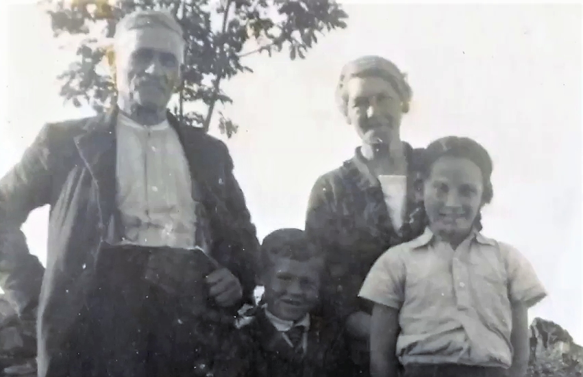 Hugh and Peggy Livingstone with Margaret and Duncan